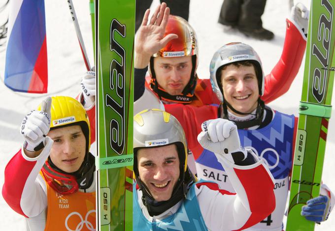 Robert Kranjec, Primož Peterka, Damjan Fras in Peter Žonta so se leta 2002 veselili bronastega odličja na zimskih olimpijskih igrah v Salt Lake Cityju. | Foto: Reuters