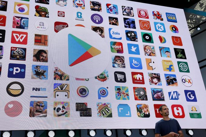 Na servisu Google Play je za prenos trenutno na voljo okrog 2,6 milijona aplikacij (vir: Statista). Lani jih je bilo skoraj milijon več, nato pa je Google naredil veliko čistko in odstranil precej takšnih, ki bi uporabnika lahko ogrozile oziroma ga potegnile za nos.  | Foto: Reuters