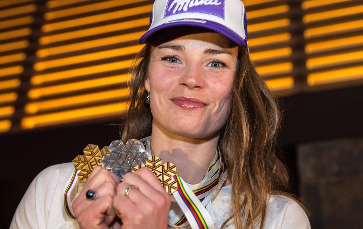 Tina Maze SP 2015 | Tina Maze se je s svetovnega prvenstva 2015 vrnila z dvema naslovoma prvakinje (smuk, alpska kombinacija) in enim podprvakinje (superveleslalom). | Foto Guliverimage