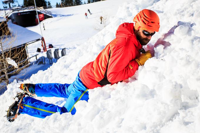 Pri zdrsu na snežni podlagi vam lahko pomaga edino cepin, pohodniške palice so povsem odveč. | Foto: Žiga Zupan/Sportida