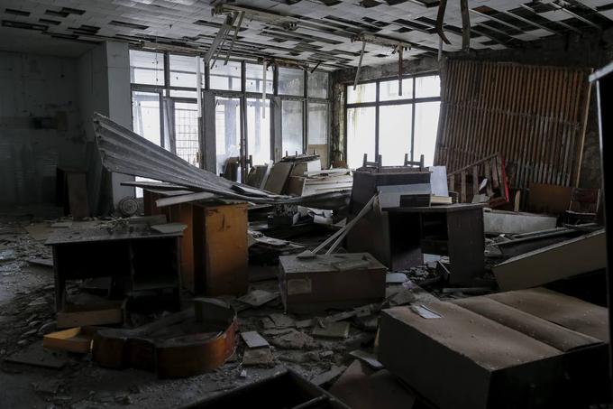 Ogromno zapuščenih prostorov v Pripjatu je sicer videti, kot da bi v njih pustošil vihar. Zasluga za to gre tolpam roparjev, ki so v letih po dogodku v Černobilu mimo vseh prepovedi in omejitev gibanja po coni izključenosti iz stanovanj in poslovnih prostorov pobrali vse, kar ni bilo pribito. | Foto: Reuters
