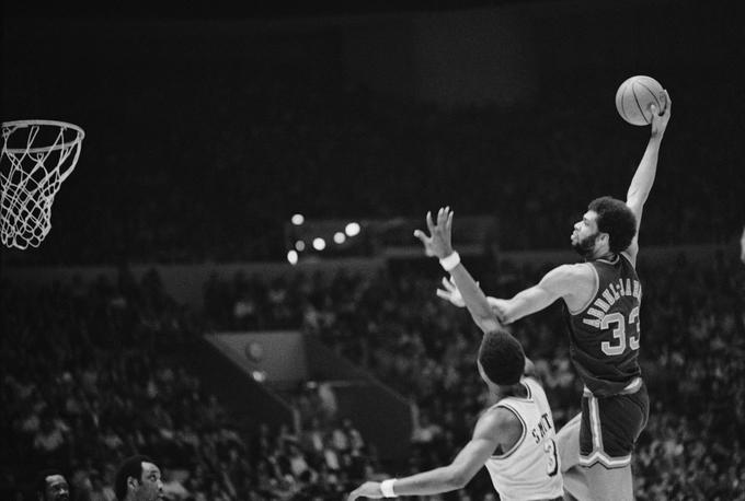 Legendarni Kareem Abdul Jabbar je v sezoni 1974/75 izpustil uvodnih 14 tekem zaradi zlomljene roke. Zlomil si jo je na ekshibicijski tekmi, ko mu je Don Nelson med bojem pod košem opraskal oko. Takratni center Los Angeles Lakers je od jeze in bolečine udaril po nosilcu koša in si zlomil roko. Počival je slaba dva meseca, zaradi poškodbe očesa pa začel na tekmah nositi očala. | Foto: Guliverimage/Vladimir Fedorenko