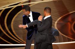 Incident na Oskarjih: Will Smith sredi podelitve mahnil Chrisa Rocka