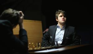 Carlsen in Anand v prvi partiji remizirala