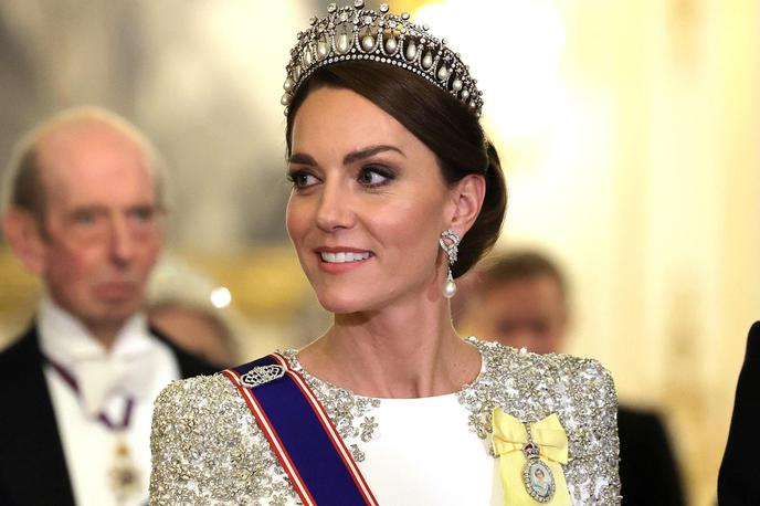 Kate Middleton | Middletonova je nosila tudi uhane princese Diane z biseri in diamanti ter biserno zapestnico pokojne kraljice Elizabete II., ki se je ujemala z njeno tiaro. | Foto Profimedia