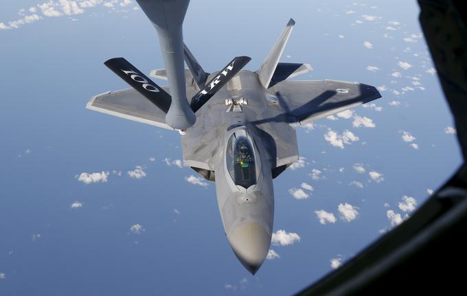 Oskrba večnamenskega lovskega letala F-22 raptor z gorivom | Foto: Reuters