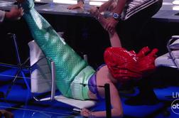 Katy Perry zaradi tesnega kostuma padla s stola #video