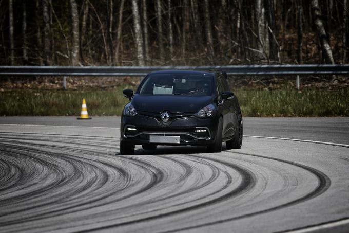 Potem ko je Renault svoj clio R.S.16 pokazal v petek pred dirko v Monte Carlu, je napovedal, da ga bodo gledalci lahko naslednjič videli v Goodwoodu na festivalu hitrosti 23. junija. O (malo)serijski proizvodnji (še?) ni nikakršnih novic, morda tudi zato, ker želijo najprej pokazati novi način sodelovanja med Renaultovimi snovalci osebnih in dirkaških vozil. Ni pa si težko predstavljati, da bi nekaj kupcev prav hitro našli … | Foto: Renault