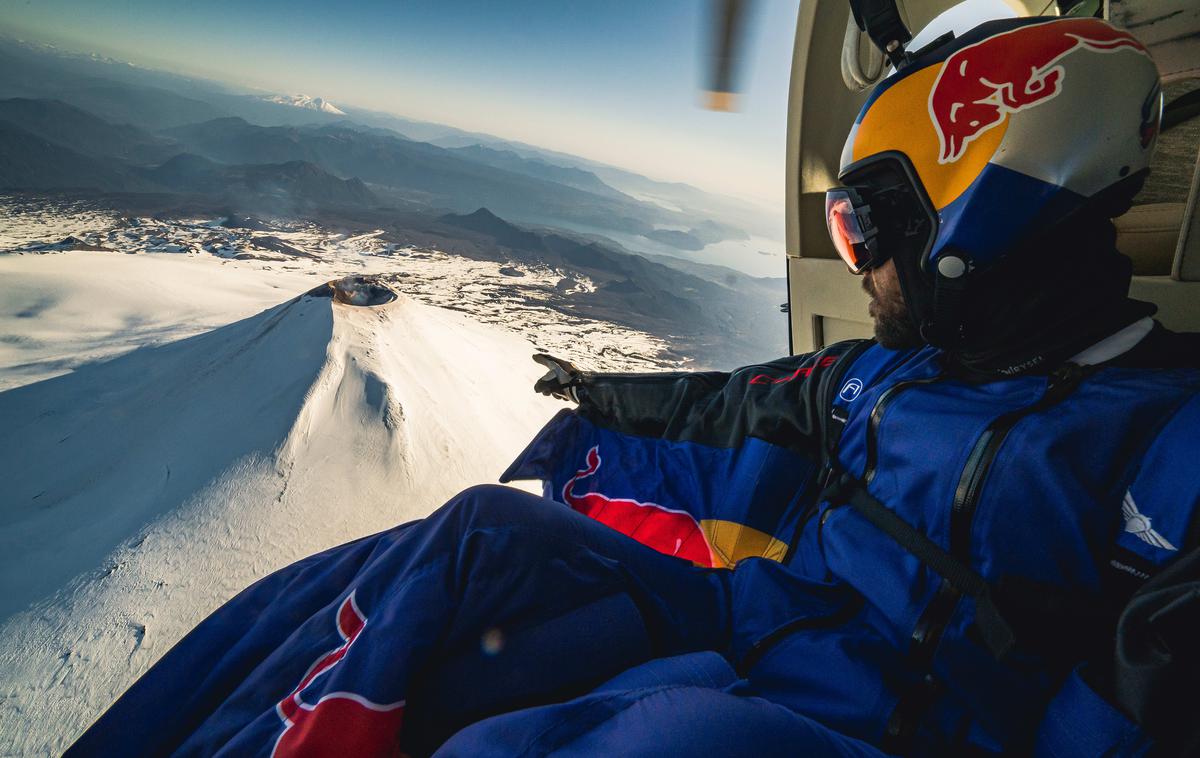 Sebastián Álvarez | Ekstremni letalec Sebastián Álvarez - Ardilla je prvi človek, ki mu je uspelo ne samo preleteti kraterja aktivnega vulkana, ampak se vanj celo na kratko spustiti in iz njega poleteti. | Foto Red Bull Content Pool