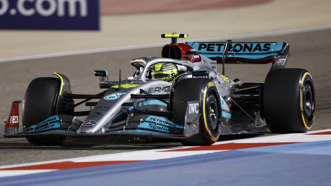 V Bahrajnu je bil Hamilton tretji, a potem ko sta odstopila oba Red Bulla. | Foto: Reuters