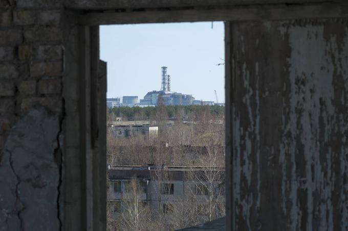 Jedrska elektrarna v Černobilu 25 let po nesreči. Fotografija je nastala v bližnjem kraju Pripjat, ki je po eksplozijah 26. aprila 1986 in onesnaženju zraka z radioaktivnimi delci postal mesto duhov. Tudi danes tam ne živi nihče. | Foto: Reuters