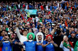 Vlada dovolila izjemo, angleški navijači kratili spanec Azzurrom