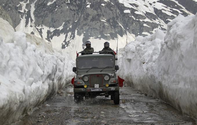 Nevarni prelaz Zojila - Himalaja | Foto: Reuters