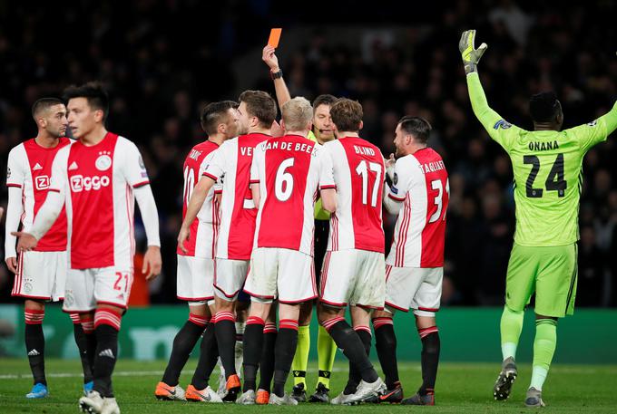 Ajax je v eni minuti ostal brez dveh igralcev. | Foto: Reuters