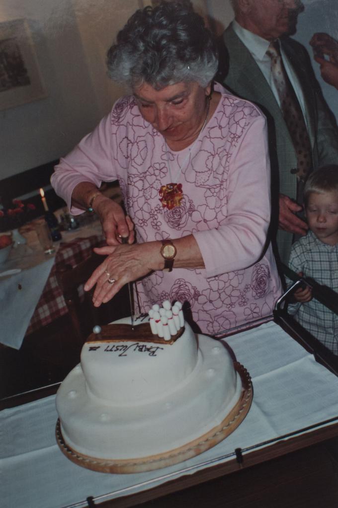 Vse njeno življenje je v znamenju kegljanja. Tudi rojstnodnevna torta. | Foto: Osebni arhiv