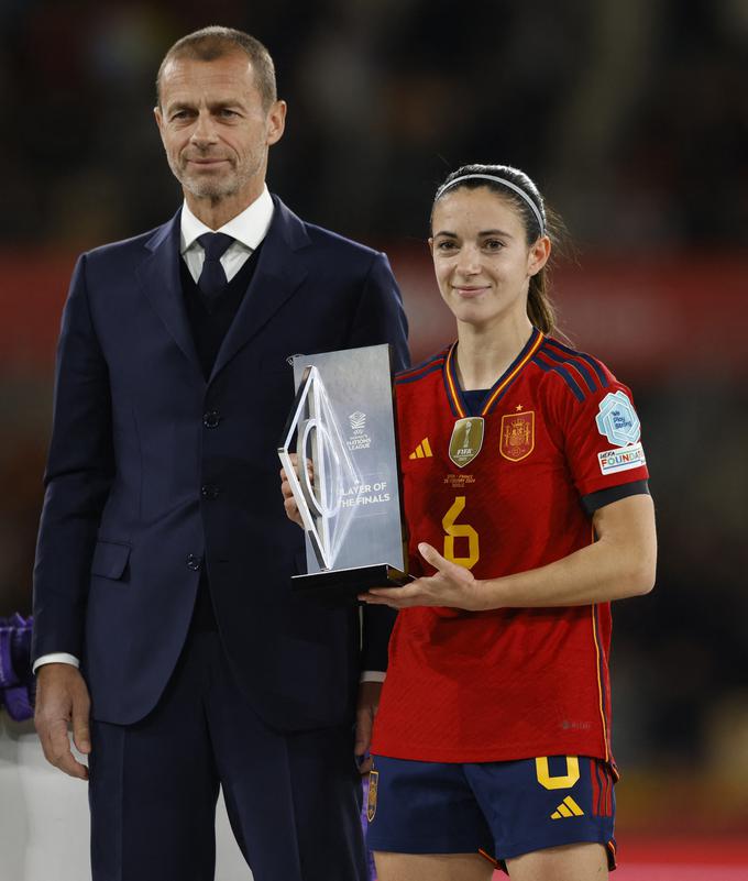 Nagrado MVP finala je z rok predsednika Uefa Aleksandra Čeferina prejela Aitana Bonmati. | Foto: Reuters