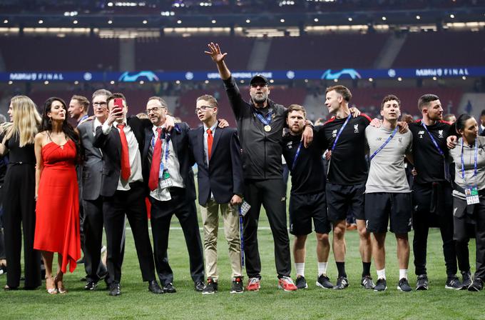 Po zmagi v objemu z lastniki kluba in igralci | Foto: Reuters