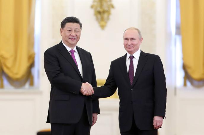Vladimir Putin in Xi Jinping | Ši pa je izrazil upanje, da bo Evropska unija vztrajala pri tem, da odnosi med Kitajsko in Unijo ne bodo odvisni od katerekoli tretje strani ali ji podrejeni, poroča kitajska tiskovna agencija Šinhua. | Foto Guliverimage