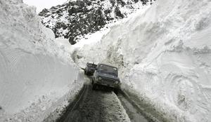 Nevarni prelaz Zojila: vožnja med snežnimi zidovi himalajskih plazov #foto