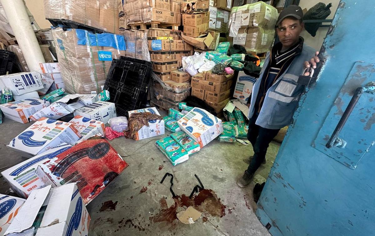 UNRWA | "Najmanj en uslužbenec UNRWA je bil ubit, še 22 pa jih je bilo ranjenih, potem ko so izraelske sile zadele center za razdeljevanje hrane v vzhodnem delu Rafe," je kasneje sporočila agencija ZN. | Foto Reuters
