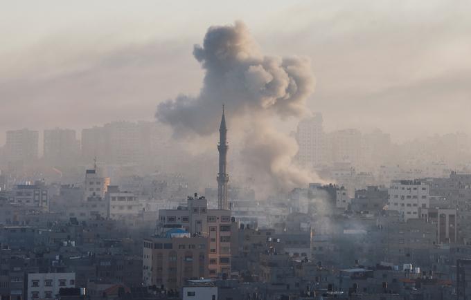 Med izraelskim bombardiranjem Gaze je bilo v krvavem konfliktu na Bližnjem vzhodu do tega tedna ubitih že 24 novinarjev. | Foto: Reuters