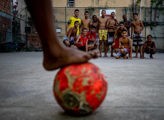 Ukrepi proti zajezitvi izbruha koronavirusa se po svetu razlikujejo od države do države. V soboto je tako skupina otrok v predmestju Ria de Janeira, poimenovanem Piscinao de Ramos ... | Foto: Guliverimage/Getty Images