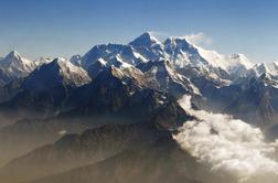 Neverjetno: nepregledna kolona za vzpon na najvišjo goro sveta #video