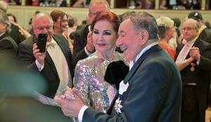 Spektakel na Dunaju: nekdanja Presleyjeva žena prišla v družbi milijonarja #video