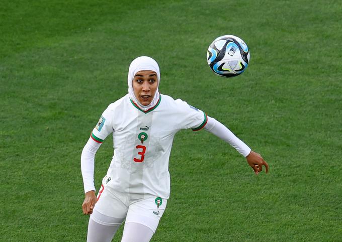 Zgodba dneva s prvenstva je še maroška nogometašica Nouhaila Benzina, ki je kot prva v zgodovini prvenstev igrala s hidžabom. | Foto: Reuters