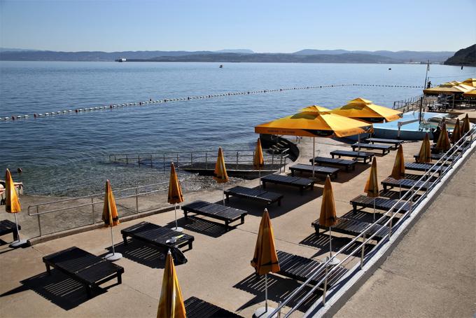 Resort v neposredni bližini morja ponuja urejeno zasebno plažo. | Foto: Dom Dva topola