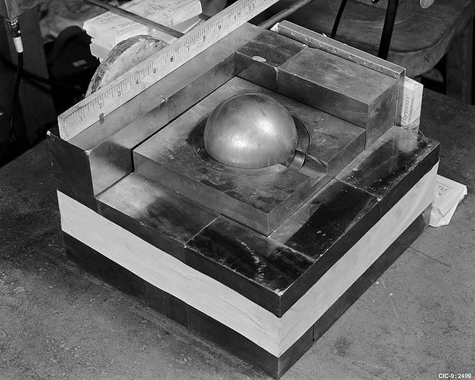 Poustvaritev jedrskega poskusa Harryja Daghliana. Na fotografiji je model 6-2.kilogramske krogle plutonija-239. | Foto: Thomas Hilmes/Wikimedia Commons