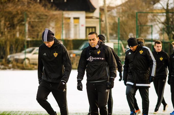 Kapetan in najboljši strelec v zgodovini Maribora Marcos Tavares se je pred mrazom zaščitil tako, da si je ustnice namazal s posebno kremo. | Foto: Matjaž Vertuš