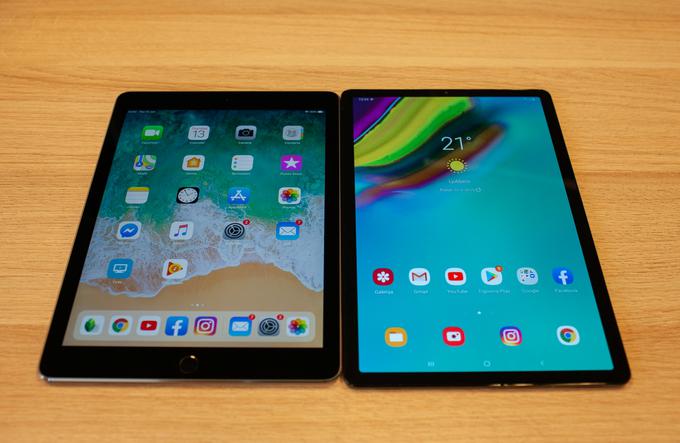 Tu lahko vidimo razliko v razmerju stranic zaslona. Standardni 4:3 na levi, Samsungov 16:10 na desni. | Foto: Peter Susič