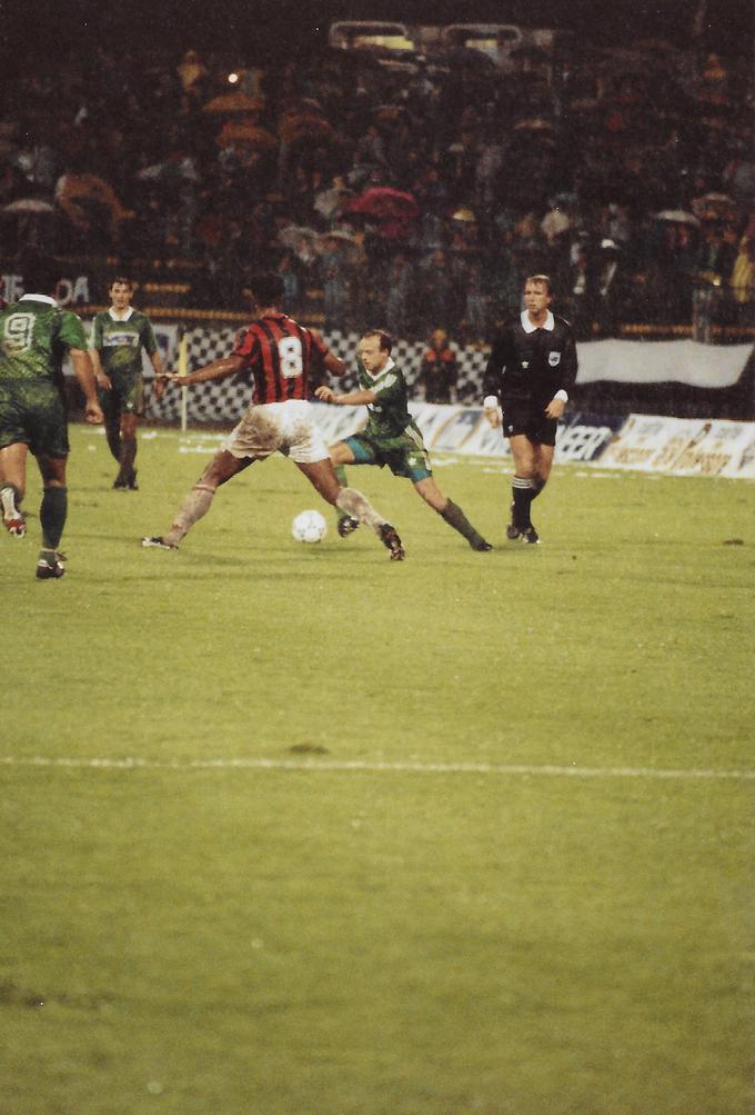 V dresu Olimpije sta mu ostali v posebnem spominu kvalifikacijski tekmi proti slovitemu Milanu, eni izmed najboljših nogometnih ekip vseh časov. Zmaji so leta 1992 odpotovali najprej v Italijo z upanjem, da iztržijo čim nižji poraz. Na koncu jo je ekipa odnesla s štirimi prejetimi zadetki, največ opravka pa je imela z razpoloženo nizozemsko trojico Gullit-Rijkaard-van Basten. ''Težko jih je bilo držati. Sam sem pokrival Gullita. 'Monstruma' kot igralca in človeka,'' se spominja neposrednih dvobojev z znamenitim Nizozemcem. Za Bežigradom so v deževnem vremenu izgubili "le" z 0:3. | Foto: Osebni arhiv