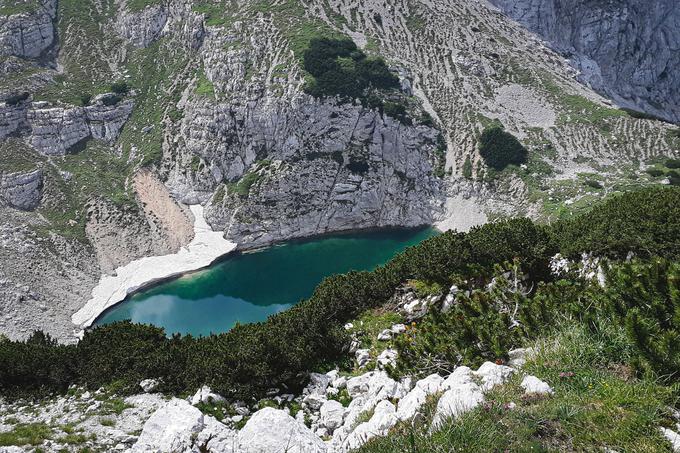 Nekaj sto metrov nižje od Pogačnikovega doma leži visokogorsko jezerce Spodnje kriško jezero, ki je najtoplejše od treh kriških jezer (srednjega in zgornjega).  | Foto: Alenka Teran Košir