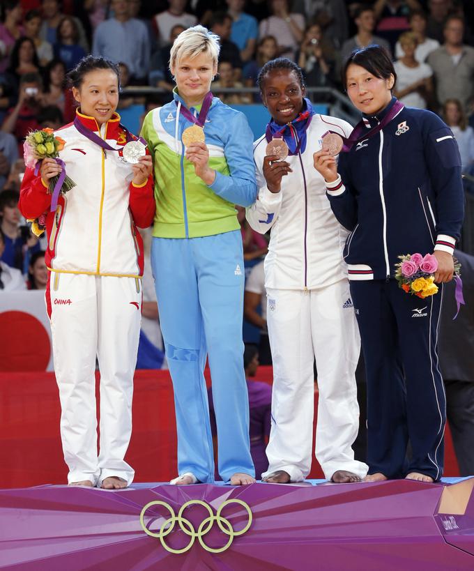 Žolnirjeva na zmagovalnem odru na olimpijskih igrah v Londonu, kjer je osvojila zlato odličje. | Foto: Reuters
