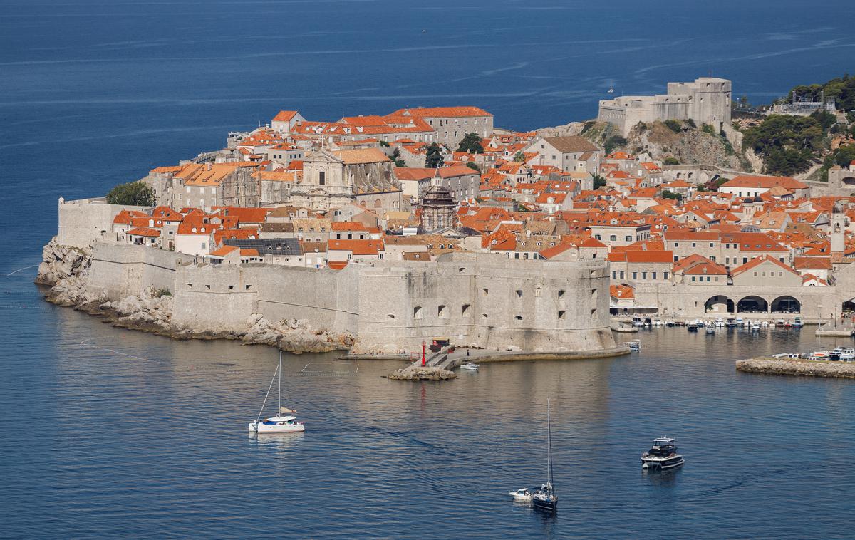 Dubrovnik | Na terenu iščejo pripadniki policije in luške kapetanije, uslužbenci Lokruma in tudi nekateri občani, ki so izpluli s čolni. | Foto Reuters