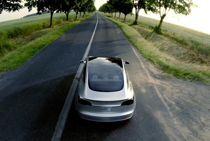 Model 3 je dovolj prostoren za 5 potnikov. Z enim polnjenjem bo zmogel prepeljati okoli 350 kilometrov, opremljen bo s sistemom avtopilota in do stotice pospešil v manj kot šestih sekundah. Tesla s tem avtomobilom spet meče rokavico največjim proizvajalcem na svetu. Uspeh pa bo odvisen od dejanske zmogljivosti  proizvodnje.  | Foto: Tesla Motors