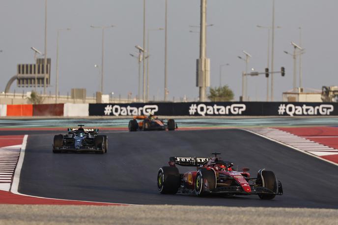Katar dirkališče Ferrari Charles Leclerc | Po Avstriji se je polom z brisanjem časov na kvalifikacijah in petsekundnimi kaznimi dogajal še v Katarju. | Foto Reuters