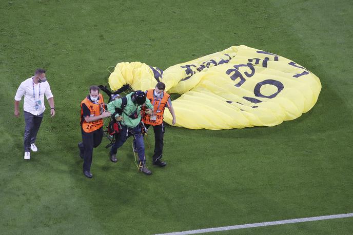 padalo | Peti tekmovalni dan na Euru je zaznamoval tudi aktivist okoljevarstvene organizacije Greenpeace, ki je s preletom stadiona in pristankom na zelenici skušal okrcati enega od glavnih sponzorjev prvenstva. | Foto Guliverimage