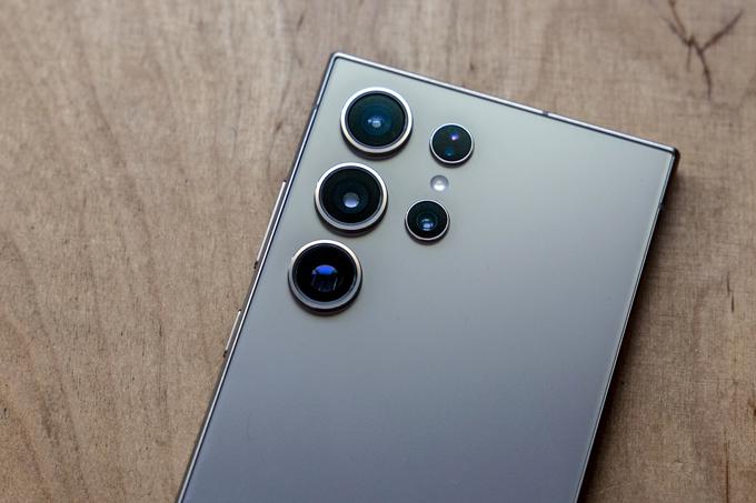 Tri od štirih zadnjih kamer pametnega telefona Samsung Galaxy S24 Ultra so enake kot pri lanski ultri. | Foto: Ana Kovač