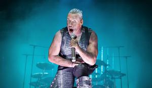Pevca Rammsteinov obtožujejo, da na koncertih "rekrutira" dekleta za seks