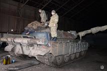 Tank M-55S in ukrajinski vojaki