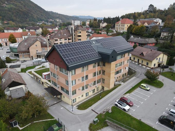 Na strehi zdravstvenega doma Radeče je postavljena sončna elektrarna moči 112 kWp, ki bo proizvedla cca 120 MWh električne energije letno in s tem pokrila potrebe po elektriki za mestno jedro Radeč. | Foto: SONCE energija