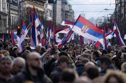 Množica na ulicah Beograda zahteva ponovitev volitev