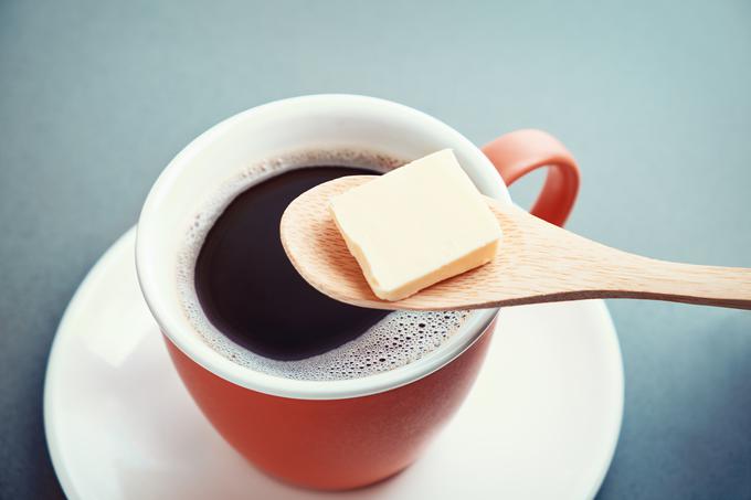 Nekateri gredo celo tako daleč, da si v kavo, v želji po dodatnih maščobah, dodajajo košček masla. | Foto: Getty Images