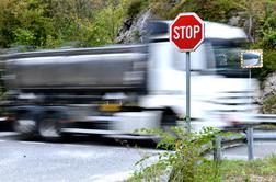 Slovenski tovornjakar na avstrijski avtocesti peljal v napačno smer