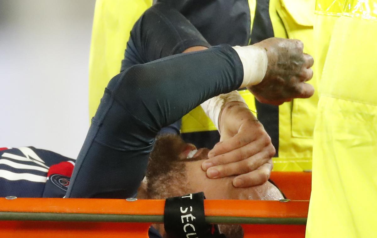 Neymar | Neymar je v hudih bolečinah in solzami v očeh igrišče zapustil na nosilih. | Foto Reuters