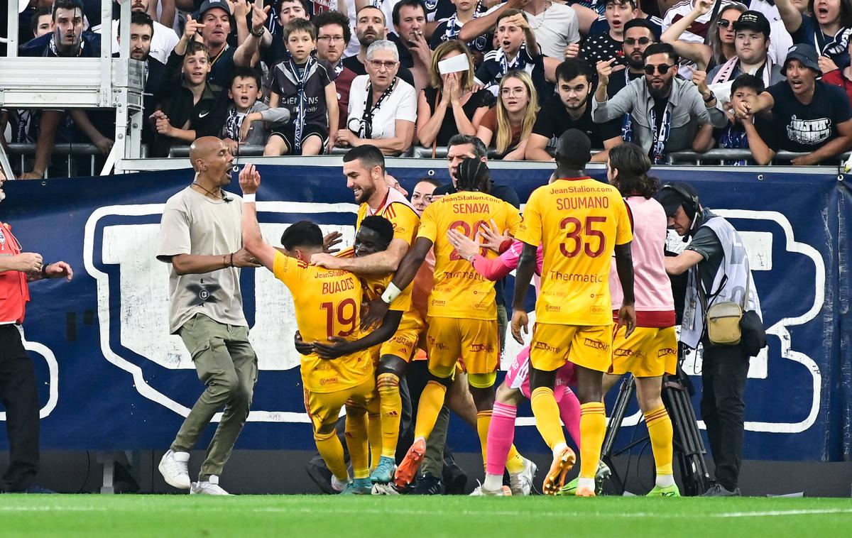 Bordeaux | Ko so proslavljali gol, je navijač Bordeauxja prišel na igrišče in odrinil strelca gola. | Foto Guliver Image