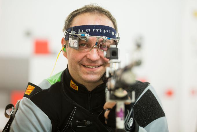 Franček Gorazd Tiršek je dobitnik dveh srebrnih paralimpijskih medalj z iger v Londonu in Riu de Janeiru. Leta 2012 je dosegel tudi absolutni strelski rekord med invalidi in neinvalidi. Njegovo orožje je enako kot pri strelcih neinvalidih.  | Foto: 